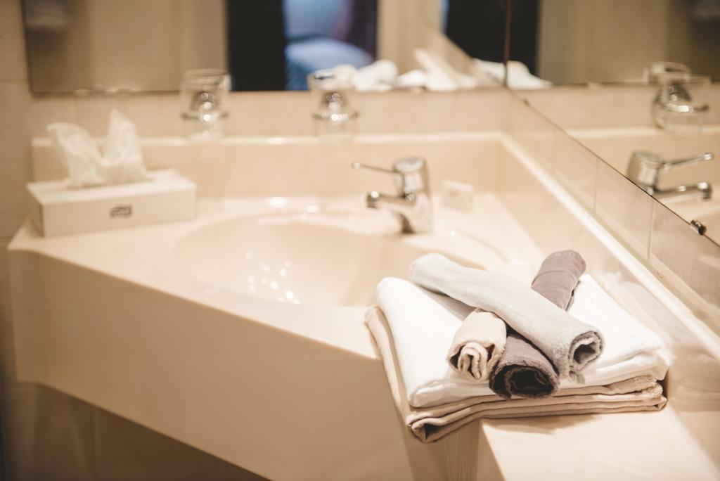 Hotel & Restaurant Zum Vater Rhein Monheim am Rhein ห้อง รูปภาพ